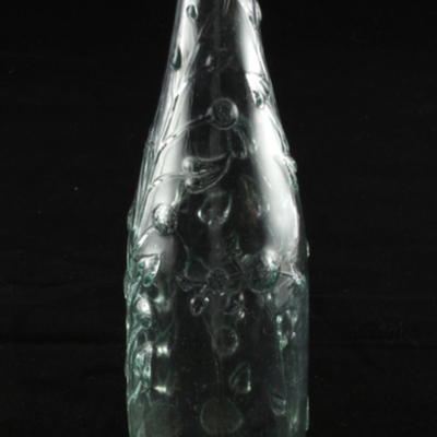 SLM 8899 - Flaska av glas med gjutet motiv i relief, blommor och frukter