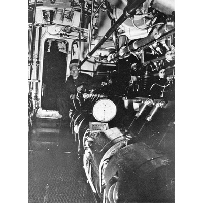 SLM P05-82 - Polska ubåten Rys maskinrum omkring 1940