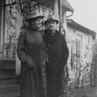 SLM P09-872 - Cecilia och Göran af Klercker, Katrineborg i Vadsbro socken, november 1944