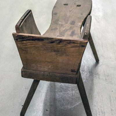 SLM 13207 - Kardstol med ställning för kardor