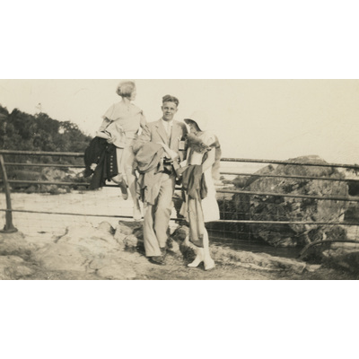 SLM P2022-1242 - Tre personer vid ett broräcke, 1920-tal