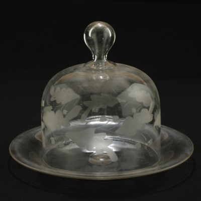 SLM 10107 - Ostkupa av glas med eklövsdekoration från 1800-talet