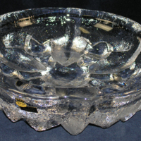 SLM 28198 - Fat av klarglas med pressat blommotiv i botten, Skrufs glasbruk