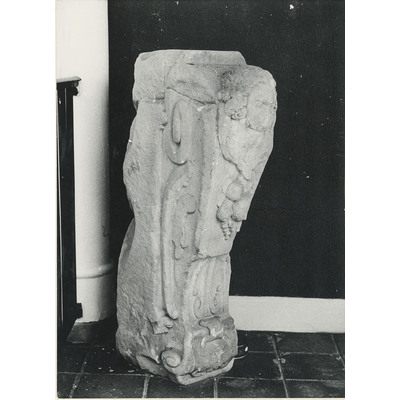 SLM M004836 - Skulptur, spisomfattning i sandsten, funnen vid grävningar i parken vid Väderbrunn i Bergshammars socken, foto år 1976