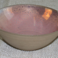 SLM 28167 - Tunnväggig skål av keramik, utsidan oglaserad, insidan glaserad i rosa, signatur SH