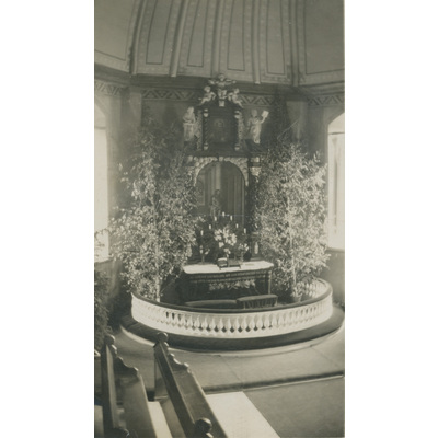 SLM P2022-1330 - Utsmyckat altare i kyrka