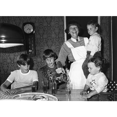 SLM 28650 2 - Inramat fotografi, Greta Andersson med familjen Nordvalls barn i Svalsta