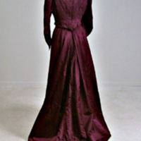 SLM 11723 - Tvådelad klänning av mörkt lila siden, korsetterat liv med stålfjädrar, 1800-talets slut