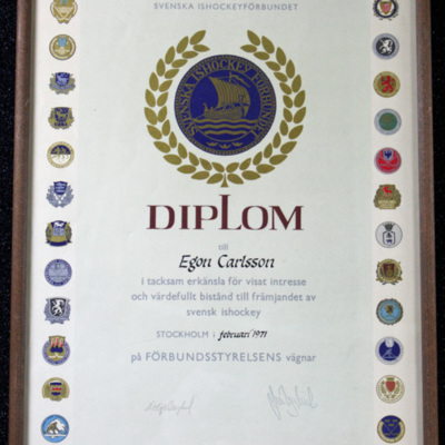 SLM 37402 - Ishockeydiplom till Egon Carlsson (1926-2010) från 1971