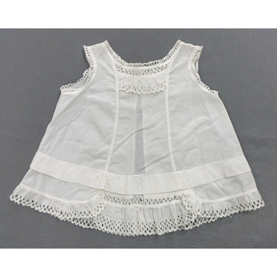 SLM 52343 - Litet barnförkläde av vit bomull prytt med spetsar, tidigt 1900-tal