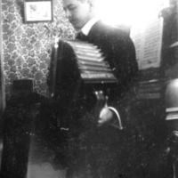 SLM P09-1539 - Man med dragspel, troligen Artur Lundqvist (1887-1959)