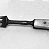 SLM 2226 1-4 - Fyra gafflar av metall med skaft av ben, tre klor, möjligen 1700-tal