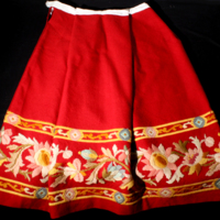 SLM 26098 - Handbroderad kjol av rött ylle
