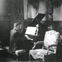 SLM M033122 - Bernhard Österman spelar piano