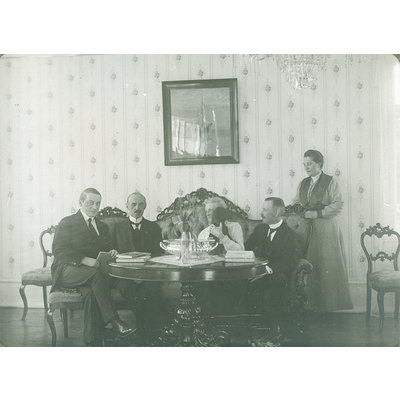 SLM P2013-1923 - Ivar och Sigrid med vänner år 1917