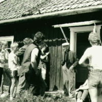 SLM S19-88-33 - Ivar Karlsson på Långmaren berättar för en grupp besökare 1988