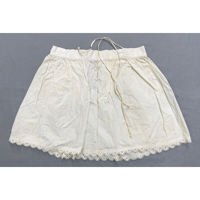 SLM 55030 - Underkjol för barn av vit bomull, prydd med uddspets