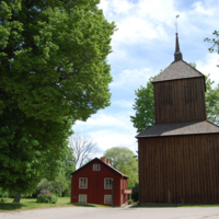 SLM D10-1100 - Toresunds kyrka, röd mindre byggnad och klockstapel.