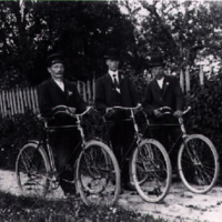 SLM AR10-134550 - Frans Thusell, John Karlsson och Karl Spann med cyklar, Västra Vingåker