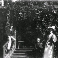 SLM M034048 - En man och två kvinnor poserar på en trappa.