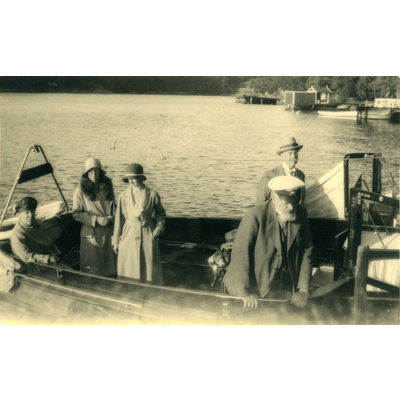 SLM P08-1997 - Hildegard, Marianne, Elisabeth och Govert Indebetou på båt