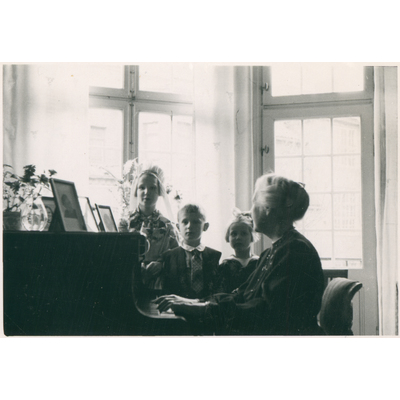 SLM P2018-0631 - Ebba Heckscher med barnbarn år 1944