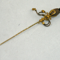 SLM 3052 - Guldnål med kula av flätat människohår, monterat av Gustaf Möllenborg, Stockholm 1843