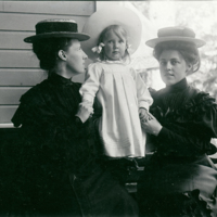 SLM P08-1987 - Hildegard Indebetou med dottern Elisabeth och systern Ulla Frössén, omkring 1906