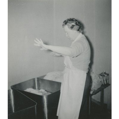 SLM P2022-0331 - Eivor Gemzell tvättar, 1950-tal