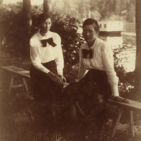 SLM P08-2197 - Två unga kvinnor sitter på en bänk i en park