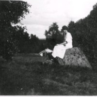 SLM M032695 - Kvinna på en sten vid Björkliden