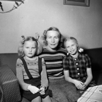 SLM R184-78-2 - Familjen Forssberg år 1945