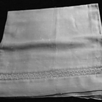 SLM 24685 - Broderat överlakan av linne och bomull, lär ha tillhört Selma Lagerlöfs föräldrar
