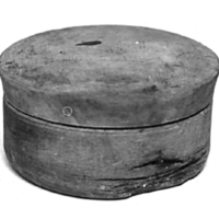 SLM 2544 - Cylindrisk ask med lock, svarvad och tillverkad i Ås härad, Västergötland