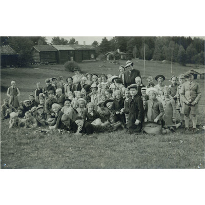SLM P2018-0268 - Hwasserska småskolan, skolutflykt år 1941