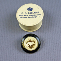 SLM 11945 3 - Brosch med utskuret motiv, hund, möjligen av elfenben, C. F. Carlman
