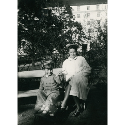SLM P2022-1050 - Henrik och Margherita Tandefelt på en bänk i Sibeliusparken