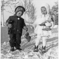 SLM P08-007 - Marita och Christina i Vagnhärad 1946