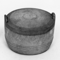 SLM 2545 - Cylindrisk ask med lock av svarvat björkträ, från Vallsund i Bergshammar