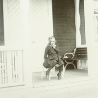 SLM P11-5808 - Elisabeth Indebetou på verandan till sommarhuset Mörkhulta ca 1911