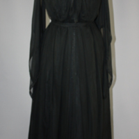 SLM 9809 - Klänning av svart sidentaft klädd med svart chiffong