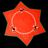 SLM 26183 - Liten stjärnformad julduk av rött bomullstyg, broderat motiv