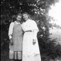 SLM P09-1432 - Två flickor, möjligen är en av dem Hildur Lundqvist (1885-1969)