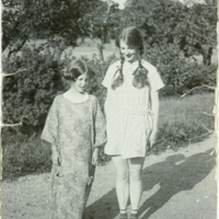 SLM P11-5751 - Dora och Charlotte Indebetou i trädgården på Mörkhulta