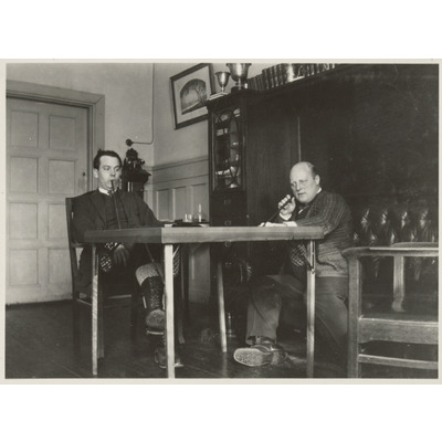 SLM P2020-0414 - Folke Goding, Solbacka Läroverks rektor, spelar miniatyrbiljard med en kollega, 1931