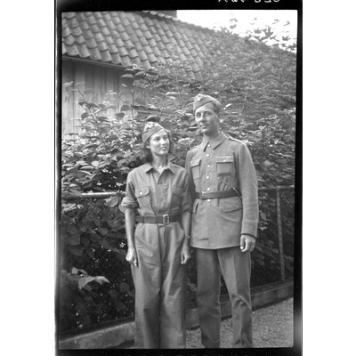 SLM X06-372 - Hillvid och Axel Edhager på permission, 1940