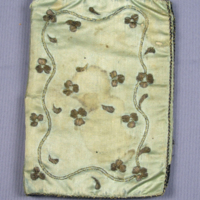 SLM 3139 - Plånbok av siden, broderade strödda blommor och paljetter, 1770-1820