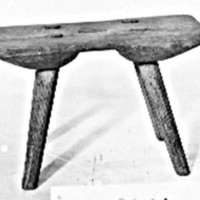 SLM 4039 - Pall med rektangulär sits och itappade ben, från Kila socken