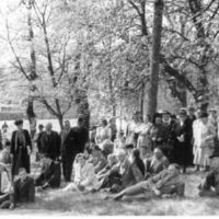 SLM M024420 - Hembygdsdagen i Mariefred 1947, publikgrupp på kyrkbacken