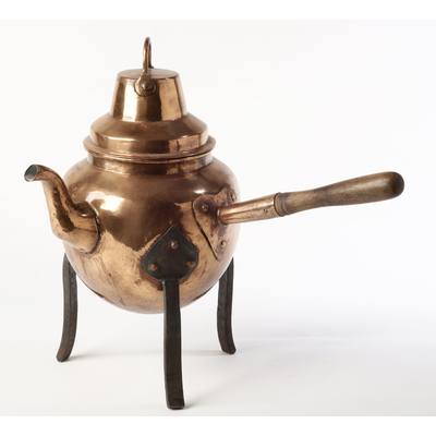 SLM 1804 - Kaffepanna av koppar, tre ben och högt lock, från Stigtomta